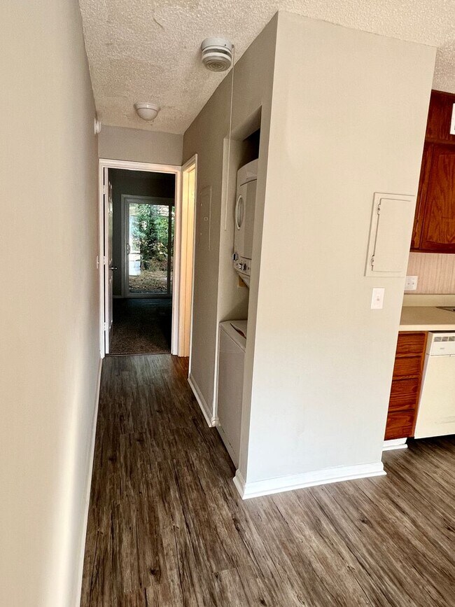 Building Photo - Cozy 1 Bedroom/1 Bath condo in Garden City...