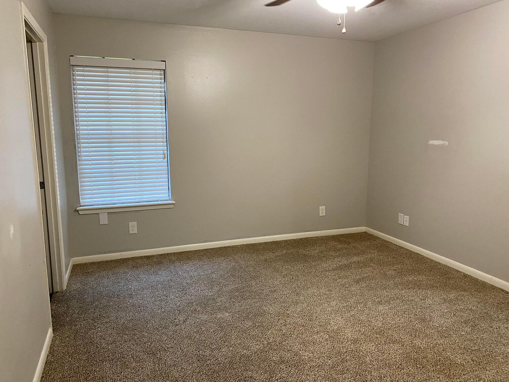 Building Photo - 6408 Bel Air Dr