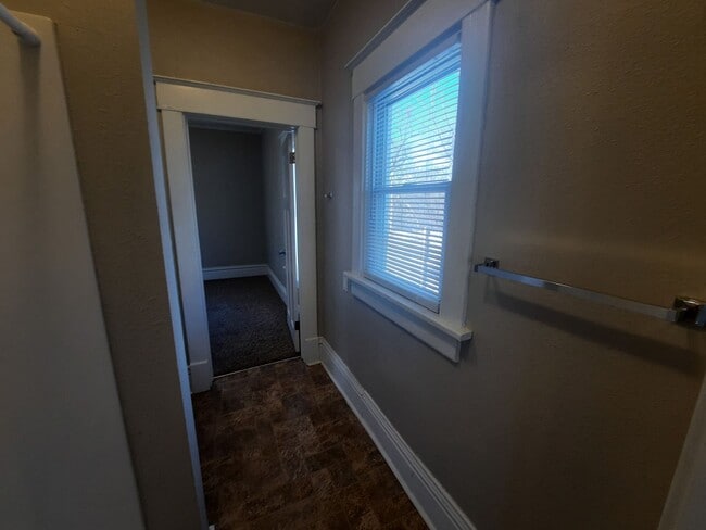 Building Photo - 2 Bedroom, 1 Bathroom home near Drake Univ...