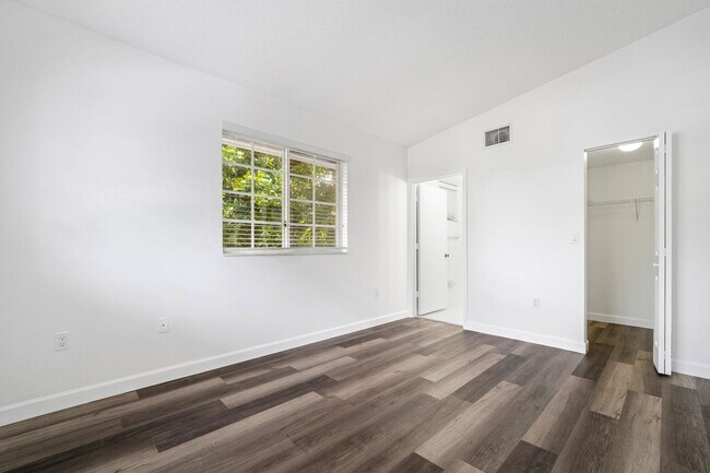 Building Photo - SPACIOUS 2/2 UNIT CENTRALLY LOCATED