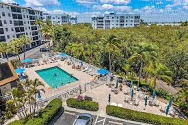 Building Photo - SEASONAL BEACH ACCESS 2/2 CONDO ON FT. MYERS BEACH!!!