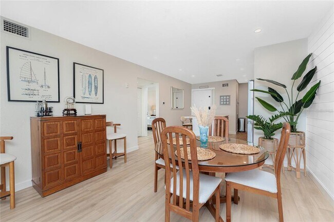 Building Photo - 1500 Park Beach Cir