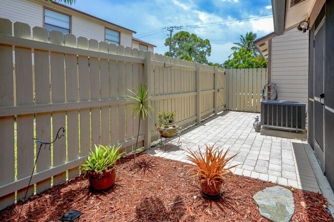 Building Photo - 122 Sherwood Cir