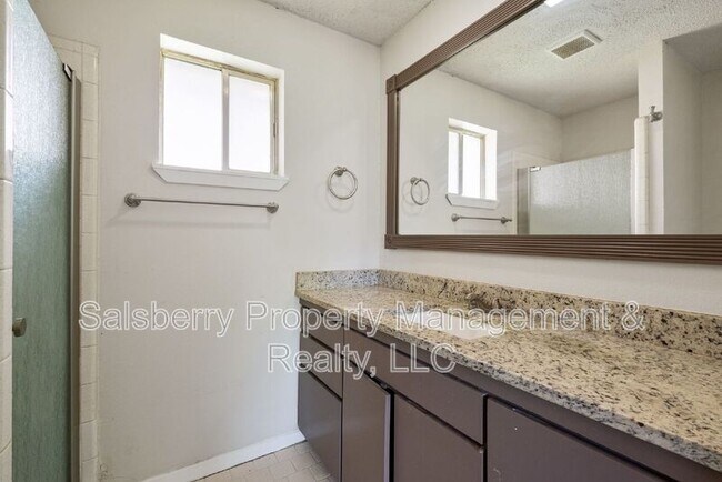 Building Photo - 4913 Westlake Dr