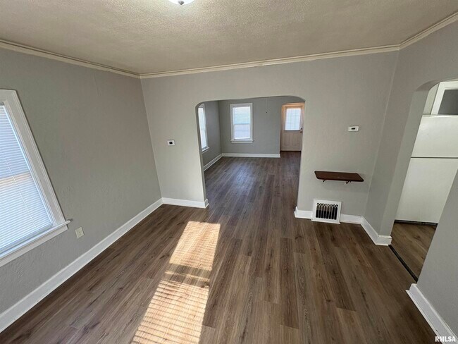 Building Photo - 2214 W Tripp Ave