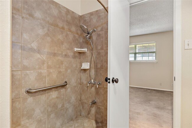 Building Photo - 1714 Shadowview Dr