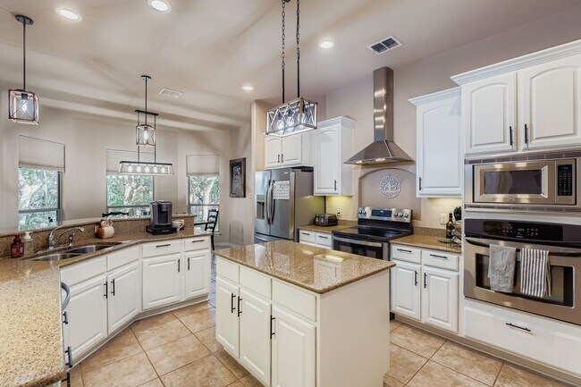 Building Photo - Large 4 bedroom home on 1 acre with lawn c...