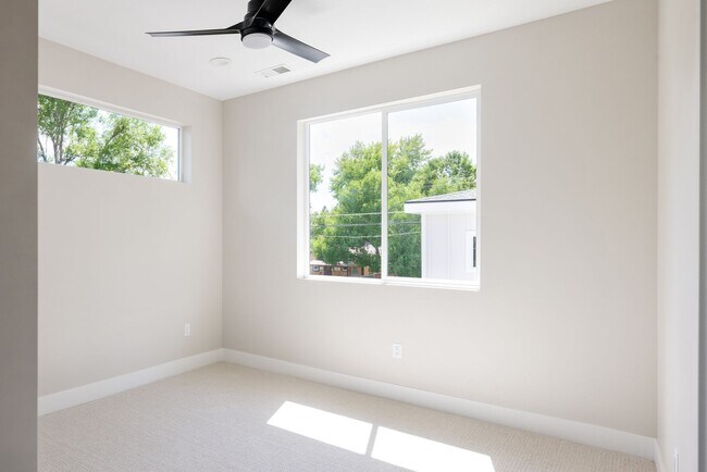 Building Photo - Modern 4BD, 3BA Home with 2-Car Garage and...
