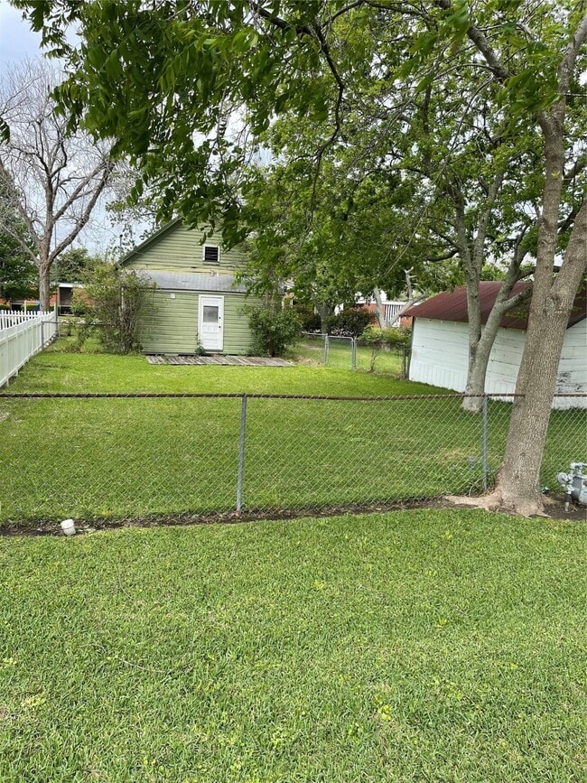 Building Photo - 207 S 1st St