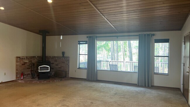 Building Photo - Two Bedroom Two bath home with attached Ga...