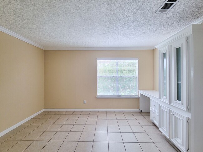 Building Photo - Welcome to This Charming Townhome Nestled ...