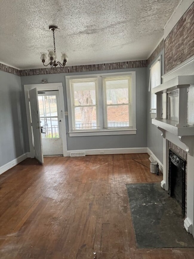 Building Photo - Discover the perfect blend of charm and convenience in this delightful 2-bedroom bungalow