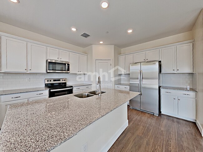 Building Photo - 5949 W Columbine Dr