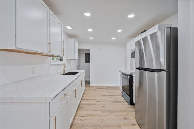 Building Photo - 3706 S Park Rd