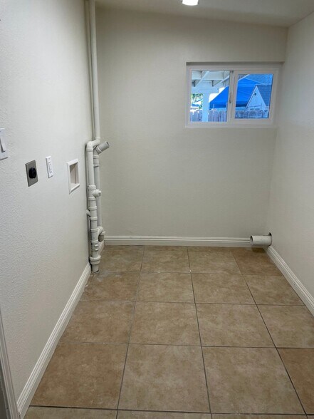 Building Photo - 835 E Nocta St