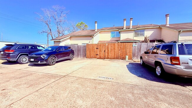 Building Photo - 1927 Country Village Blvd