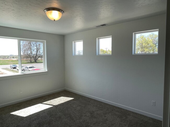 Building Photo - Newer 2-bedroom Townhome