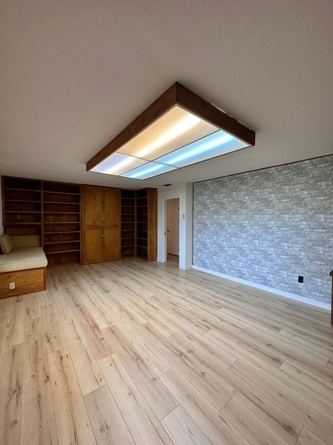 Building Photo - Three bedroom home