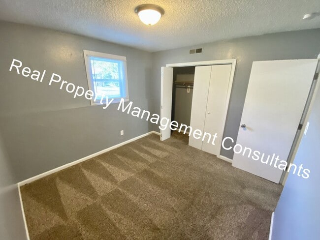 Building Photo - 2 Bedroom Home in Lee's Summit School District