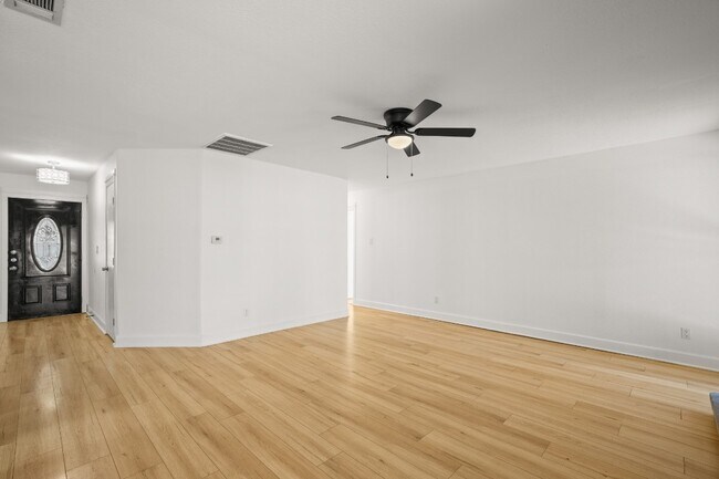 Building Photo - 1512 W Mesa Park Dr
