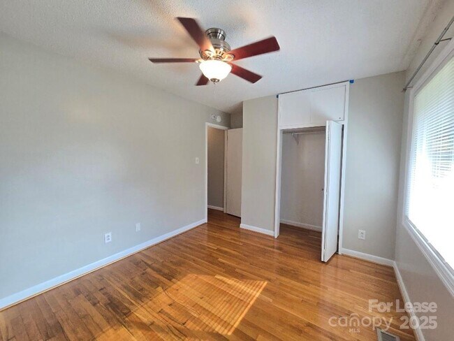 Building Photo - 910 Holly Dr