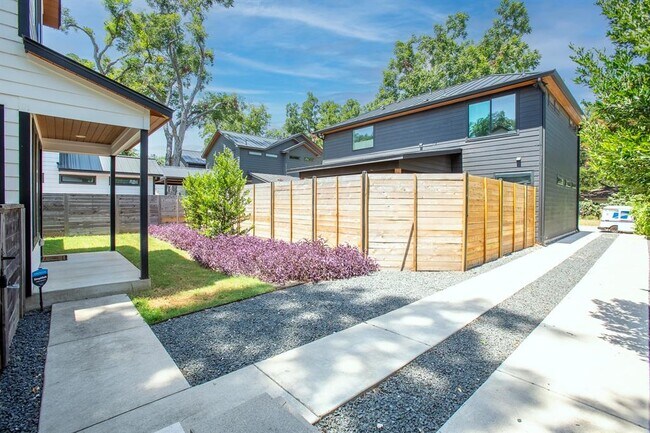 Building Photo - 913 Mansell Ave