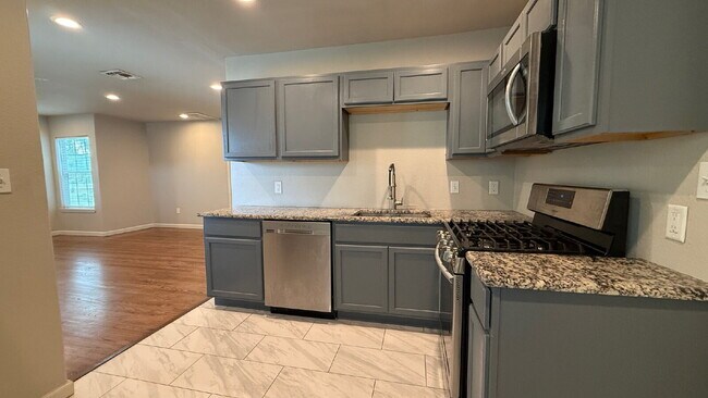 Building Photo - Newly renovated 3 bedroom 2 bath home centrally located!