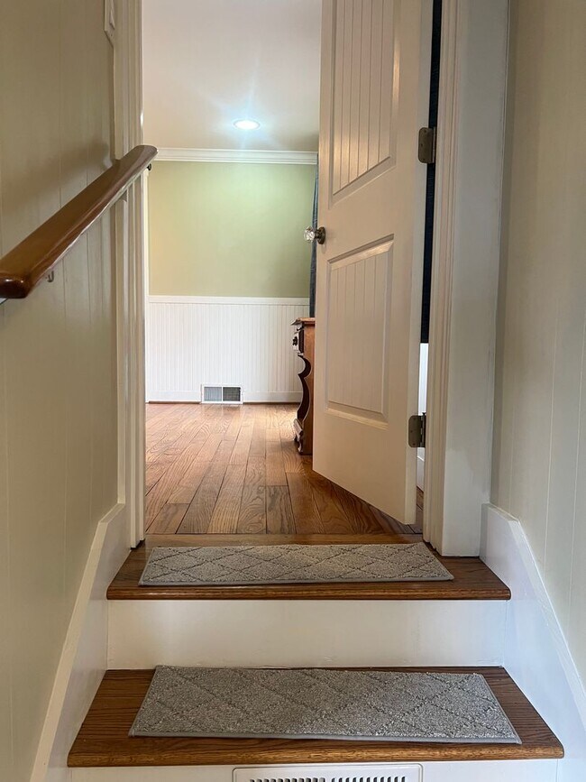 Building Photo - Renton 2 bedroom 1 bath home available now!