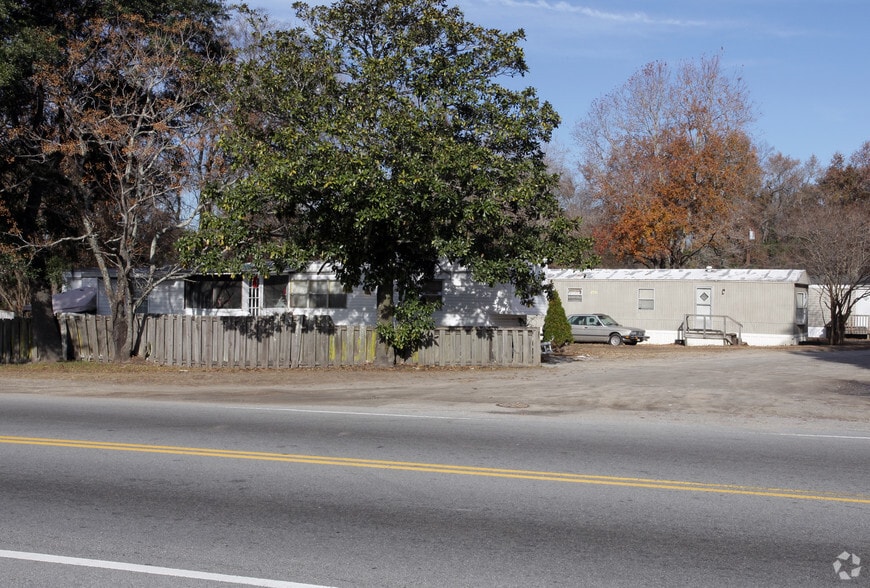 Building Photo - Colony Oaks Mobile Home Park