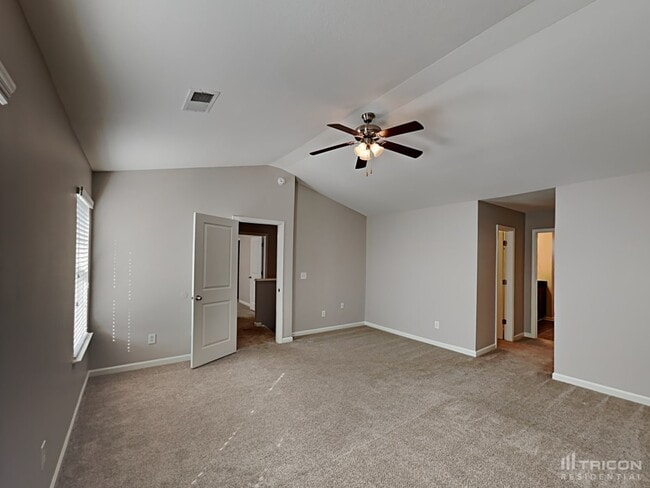 Building Photo - 453 Denman Loop