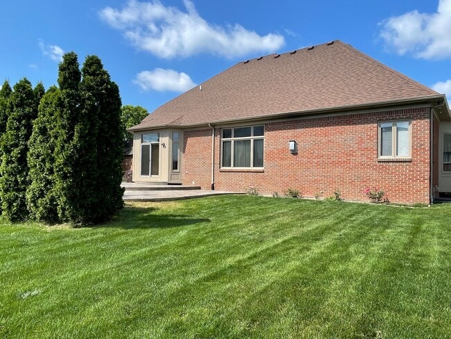 Building Photo - Clinton Twp Home-4-Bedroom, 2.5 Baths, Lau...