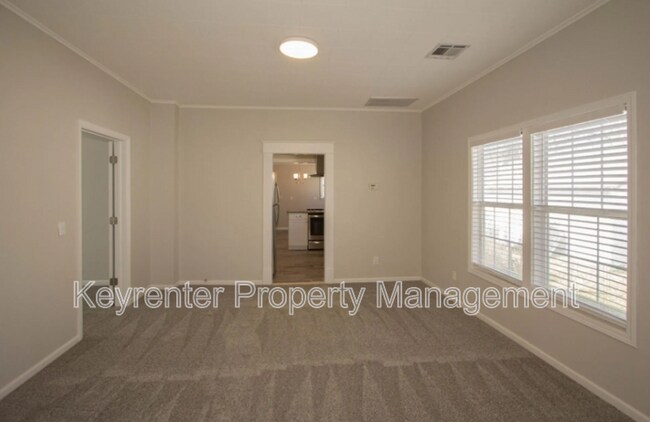 Building Photo - 323 E Will Rogers Blvd