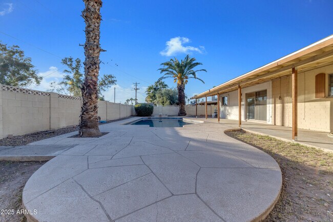 Building Photo - 517 E Hermosa Dr