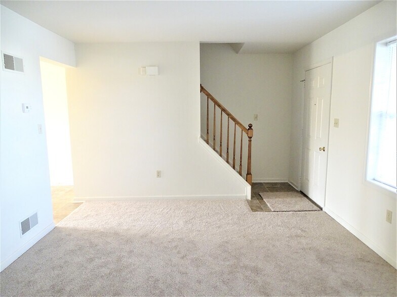Building Photo - 1 Foxfield Ln