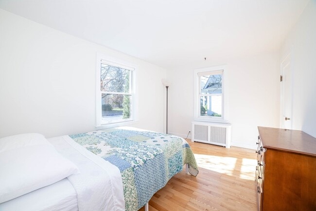 Building Photo - 47 Florence St