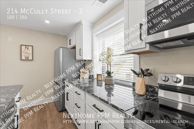 Building Photo - 214 McCully St