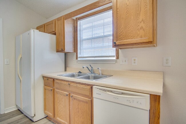 Building Photo - Move In for the Holidays! Lakefront Shadow...