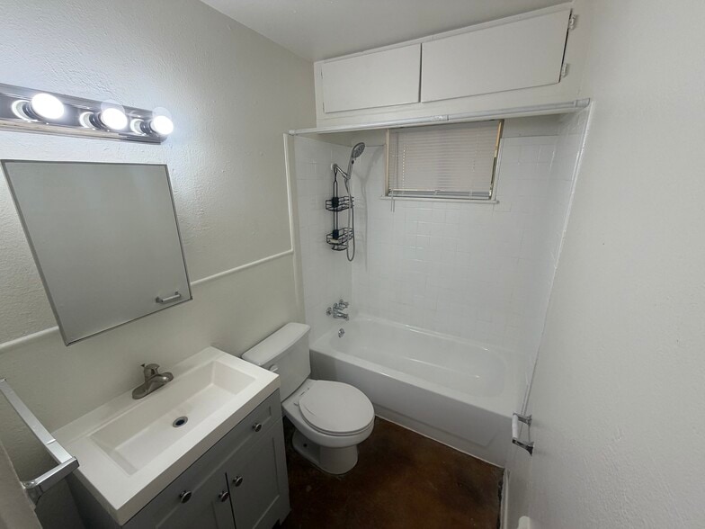 Bathroom - 5229 Curzon Ave