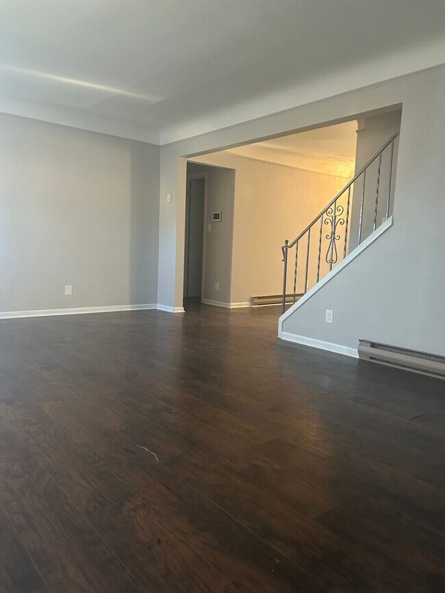 Building Photo - 3 bedroom, 3 bath single family home in So...