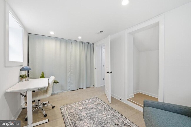 Building Photo - 2211 Franklin St NE