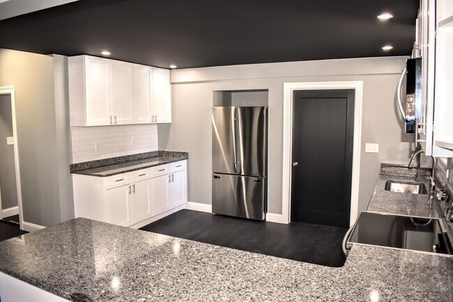 Building Photo - 2 Sunnyside St