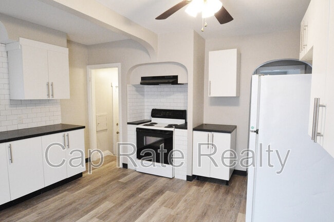 Building Photo - 1366 Duxberry Ave