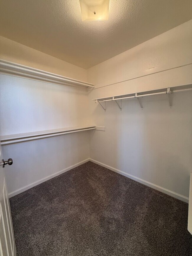 Building Photo - 4 bed 2.5 bath 2 story home available now!