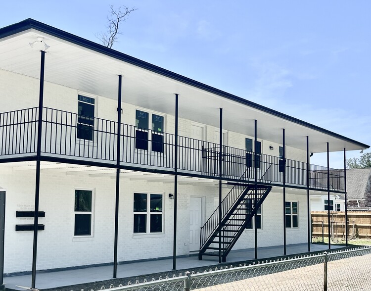 Building Photo - 704 Orion Ave