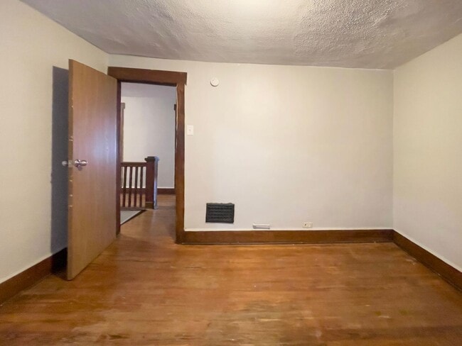 Building Photo - PRELEASING for AUGUST! Close to Campus: Washer and Dryer Included