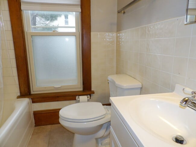 Building Photo - Pet-Friendly South Mpls 1BR | Fenced Yard | Available Immediately!