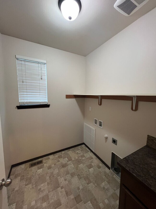 Building Photo - Move in special $400 off first months rent!