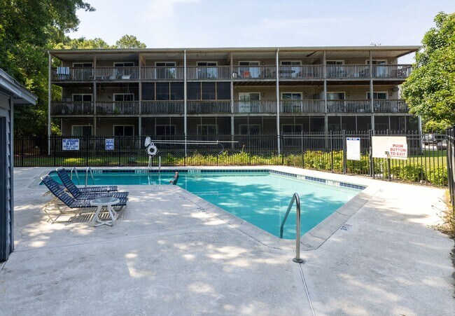 Building Photo - Available now. Beautifully updated 3 BR/2....