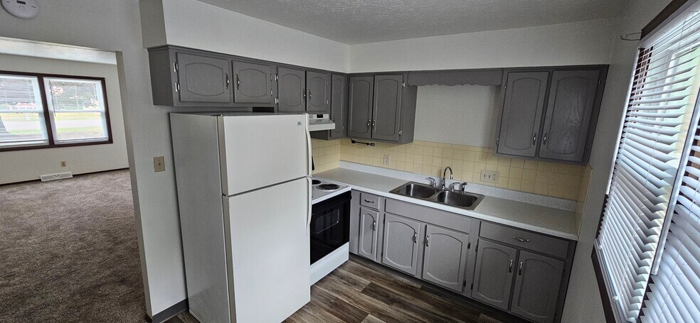 Building Photo - 9919 Delray St