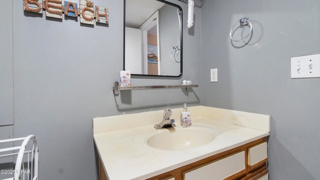 Building Photo - 513 Lantana St